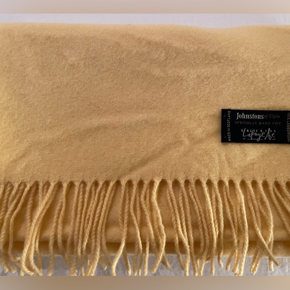 100% LambsWool Women Scarf Made in Scotland - Picture 3 of 3